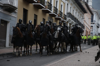 El choque entre manifestantes y policías tuvo lugar en la Plaza de Santo Domingo.