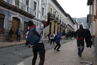 Destrozos. En el Centro Histórico un grupo identificado con el Movimiento Guevarista sacó adoquines para atacar a la Policía.