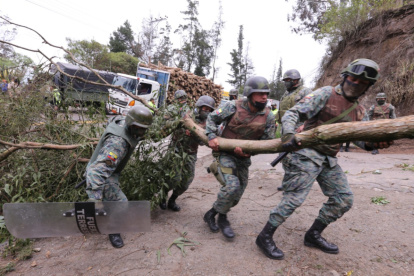 Acciones. Los militares retiraron árboles y piedras para limpiar los bloqueos.