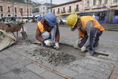 Reparación. Dos cuadrillas de obreros reparan los adoquines vandalizados en la marcha.