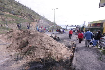Manifestantes cerraron la vía Panamericana Norte que conduce al norte del país, a la altura de San Miguel del Común.