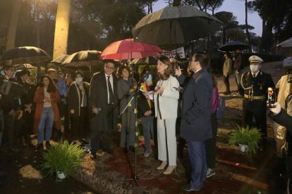 La vicepresidenta de Colombia y ministra de Exteriores,, Marta Lucía Ramírez (2d), durante su intervención este martes en el parque de Villa Borghese de Roma (Italia), con motivo de la inauguración de una calle dedicada al escritor colombiano Gabriel García Márquez.