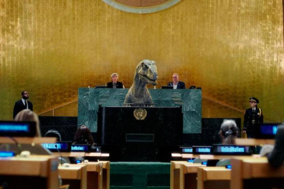 El dinosaurio “Franklin” irrumpió hoy en la sede de la Asamblea de la ONU de Nueva York y advirtió a los diplomáticos de todo el mundo que estamos cerca de la extinción.