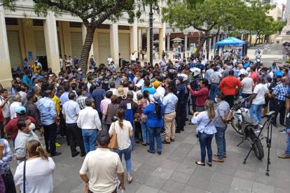 Dirigentes y transportistas urbanos de Guayaquil se concentran en la Plaza de la Administración para pedir una audiencia con la alcaldesa Cynthia Viteri.