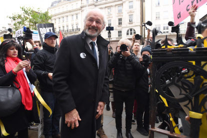 John Shipton (c), padre de fundador de WikiLeaks Julian Assange, a su llegada a la Corte de Justicia de Londres.