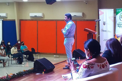 El conversatorio realizado en un instituto educativo de Guayaquil, congregó a muchas personas.