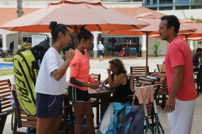 Leylah, de 19 años (i), Bianca de 17 reciben instrucciones de su papá, Jorge durante el ITF en Guayaquil.