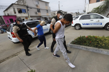 La pareja fue detenida minutos después de asaltar a una ciudadana. Entre las evidencias que les incautaron estaba el bolso sustraído