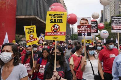 Manifestantes protestan y piden que Bolsonaro sea sancionado por las muertes que se pudieron evitar. / EL PÁIS