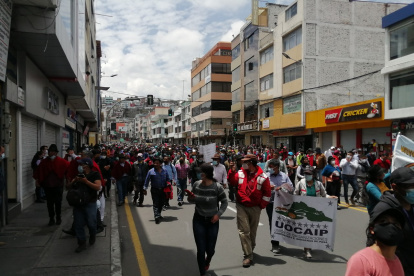 Una multitudnaria manifestación se da en estos momentos en la capital del Tungurahua.