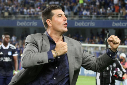 Ismael Rescalvo, técnico del Bombillo, celebra el triunfo ante Barcelona en el Clásico.