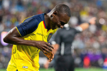 Janner Corozo, uno de los nuevos seleccionados llamado por Gustavo Alfaro, celebra su tanto en la victoria ante el cuadro mexicano.