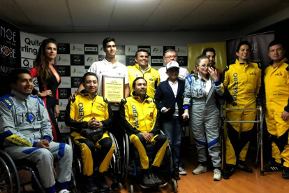 Juan Manuel Correa (c) junto con el equipo de karting adaptado.