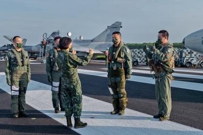 La presidenta taiwanesa, Tsai Ing-wen, dialoga con personal militar, el 15 de septiembre pasado, sobre temas vitales del país. / El País