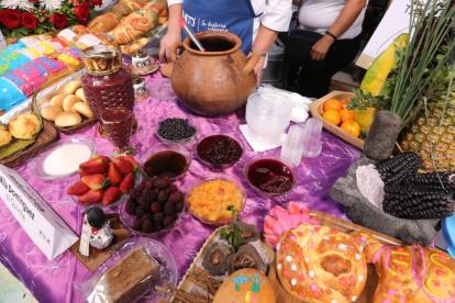 Cultura. La colada morada representa un legado de tradición indígena, un recuerdo de la costumbre de llevarle comida a los muertos.