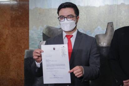 El secretario Jurídico de la Presidencia. Fabián Pozo, entregó la propuesta legal a la Asamblea.