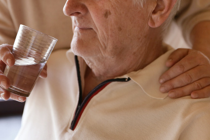 Cuidar a familiares en casa puede convertirse imperceptiblemente en una carga difícil de sobrellevar.