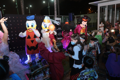 Los niños no habían participado en una fiesta presencial desde marzo de 2020. El festejo se realizó en el parque central, los más pequeños estuvieron sin mascarillas. Pero los más grandes y adultos usaron los tapabocas hasta cuando bailaron, así se cuidaron de cumplir con las medidas de bioseguridad sin renunciar a la diversión de volver a compartir con los vecinos.