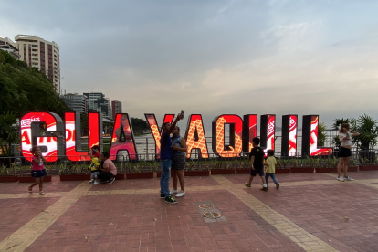 El malecón 2000 es el lugar de encuentro favorito en feriado.