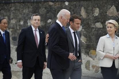 El presidente de Estados Unidos, Joe Biden (3-R) y el presidente de Francia, Emmanuel Macron.