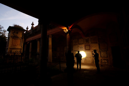 Grupos de personas realizan recorridos nocturnos en el museo Panteón de Belén, el 28 de octubre de 2021, en Guadalajara, Jalisco (México).