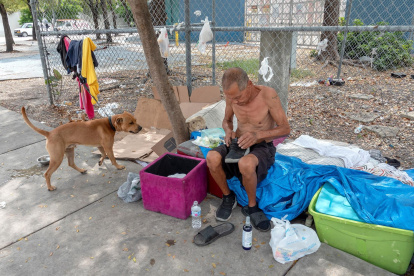 Vista de un hombre sin hogar en un campamento en Miami.