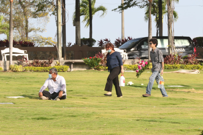 Los cementerios de la ciudad extienden sus horario de atención para dar más facilidades a las personas que visitan a sus seres queridos. Juan Faustos