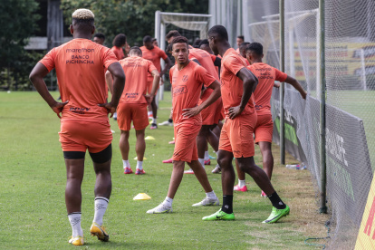 Barcelona se prepara en su estadio para recibir a 9 de Octubre, ya con presencia de hinchas en las gradas.