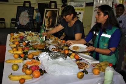 Música y diversos alimentos en memoria de los difuntos.