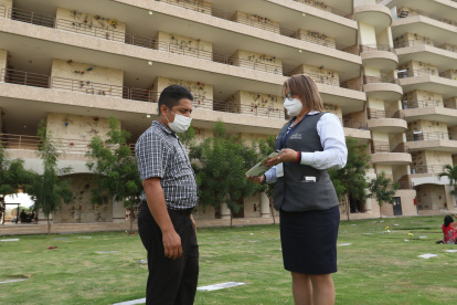 Un ciudadano aprovecha la visita al camposanto Jardines de Esperanza para consultar precios de productos y servicios funerarios.