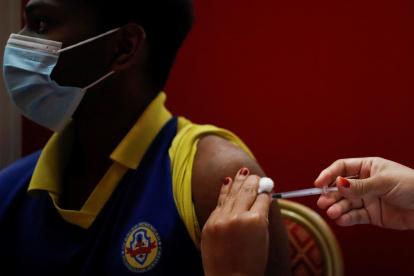 Un niño recibe una dosis de la vacuna de Pfizer contra la covid-19, en una fotografía de archivo.