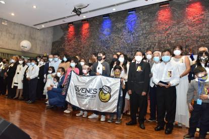 Insignias. Los condecorados compartieron con familia y amigos la algarabía del reconocimiento a su lucha.