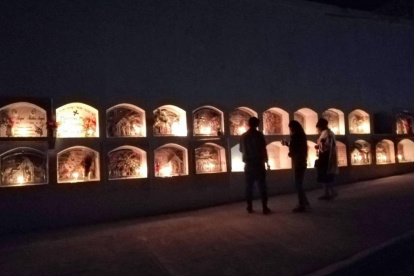 Las diferentes tumbas serán iluminadas con velas, para iluminarles el camino a la eternidad.