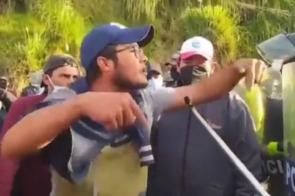 Gabriel Chiriboga increpó a la fuerza pública durante las jornadas de protesta contra el Gobierno. Su acción le valío apoyos y rechazos.
