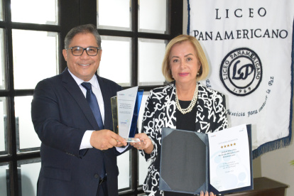 Gabriel Rovayo, presidente de la European Foundation for Quality Management (EFQM) South America Pacific, entre el certificado a Patricia Ayala, rectora del Liceo Panamericano.