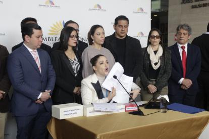 Correístas. La asambleísta Mónica Palacios presentó en rueda de prensa la prueba que trajo de Panamá y que pudo haber encontrado en Internet.