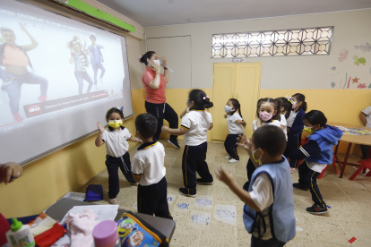 En l unidad educativa Semillitas de Guayaquil, los niños juegan y ríen con sus compañeros, al tiempo que aprenden junto a sus maestras.