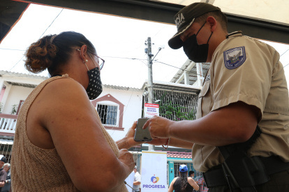 La Policía asesora a los vecinos de la 27 y la VC en el uso de la aplicación.