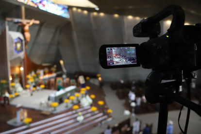 Las misas de la parroquia La Dolorosa se transmiten en vivo por Facebook Live; feligreses participan desde sus casas.