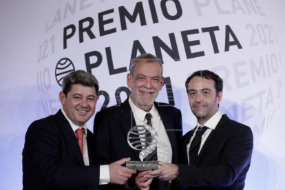 Los autores que firman con el seudónimo de Carmen Mola, el día de la premiación.