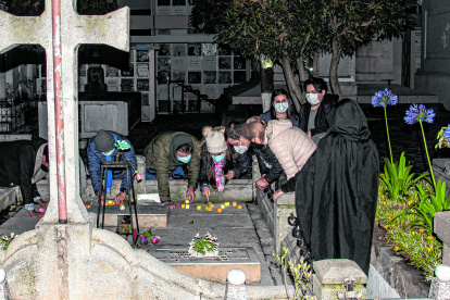 Quito. Personas participan de uno de los recorridos por dos cementerios.