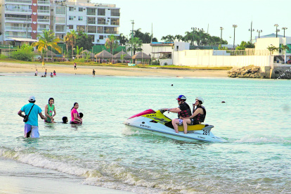 Salinas. Turistas disfrutan de actividades como la moto acuática y del mar.