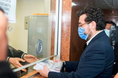 Javier Acuña, asesor del ministro de Economía y Finanzas, entregó la proforma 2022 a la Asamblea este 30 de octubre de 2021.