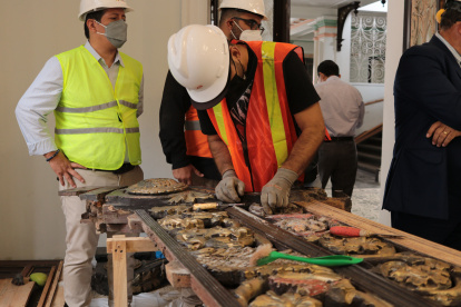 Se restaura los pasamanos de las escaleras doradas de la Casona Universitaria.