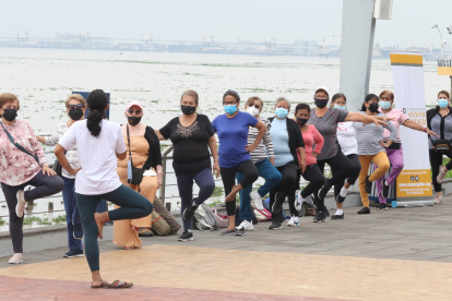 Los adultos mayores se ejercitaron al pie del río Guayas.