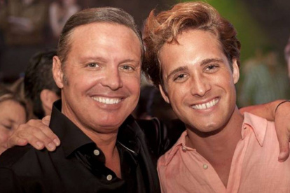 El propio Luis Miguel ha supervisado todos los aspectos de la producción desde el inicio. Aquí junto a Diego Boneta en el rodaje de la primera temporada.