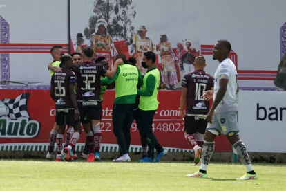 Los jugadores de Mushuc Runa celebran tras el único gol del partido, anotado por Bagner Delgado.