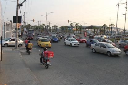 Desacato. Aun cuando la vía no es de doble sentido, es común ver en la Orellana, al pie del redondel, a motociclistas e incluso carros circulando en contravía para acortar camino.