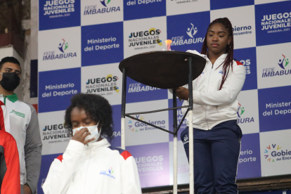 Kelin Jiménez, pesista que representa a Imbabura, enciende el pebetero durante la inauguración de los Juegos Nacionales Juveniles.