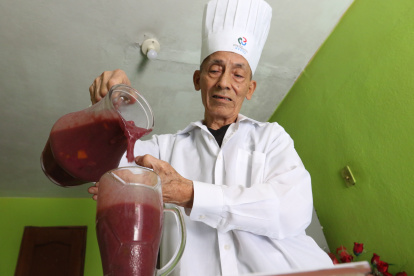 José Loor en la cocina de su casa, para la foto se puso su uniforme que guarda de la cafetería La Canoa
